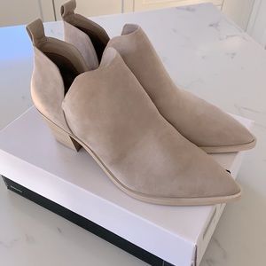 NEW with TAGS! Dolce Vita Boots Sonni Almond Suede Booties Pointy Toe 9.…
